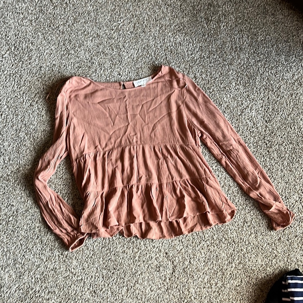 Cute dressy long sleeve shirt.